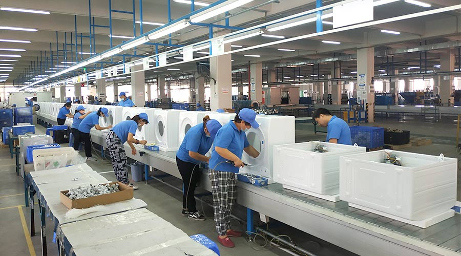 高效率！員工們忙碌地開(kāi)展巴西客戶(hù)的衣物烘干機生產(chǎn)工作