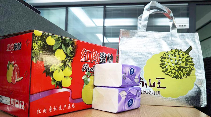 迎中秋 送關(guān)懷！金環(huán)電器給員工們派發(fā)中秋禮包