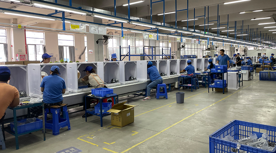 四月訂單高峰，車(chē)間繁忙景象