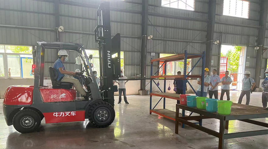 比技能 展風(fēng)采！金環(huán)電器參與鶴城鎮第二屆企業(yè)職工叉車(chē)技能競賽