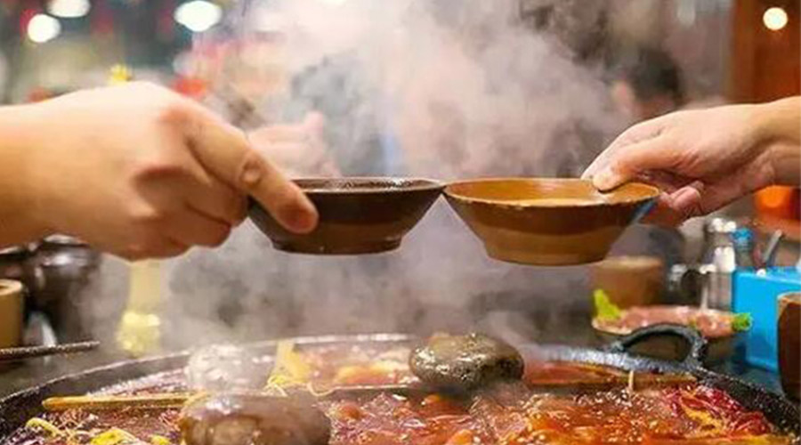 冬天火鍋團建引來(lái)一身火鍋味  衣物烘干機化解職場(chǎng)尷尬！